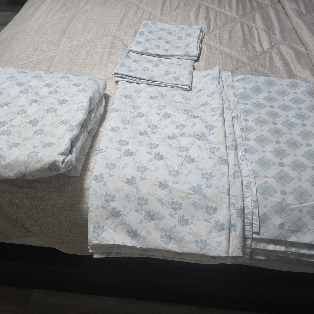Floral Blue and White Bedding Set